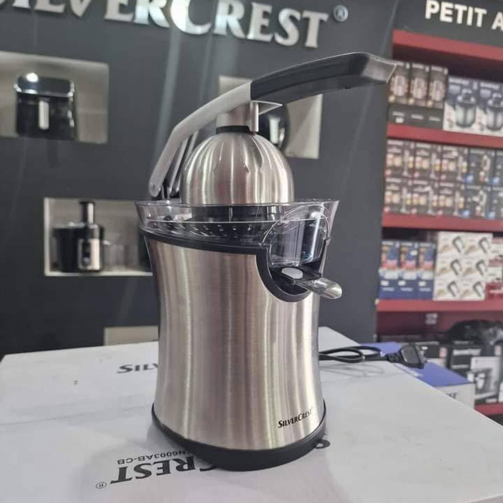 عصّارة حمضيات كهربائية من الفولاذ المقاوم للصدأ من SilverCrest بقوة 160 واط مع مخروطين وصنبور مضاد للتنقيط – JC-203 - الصورة 3