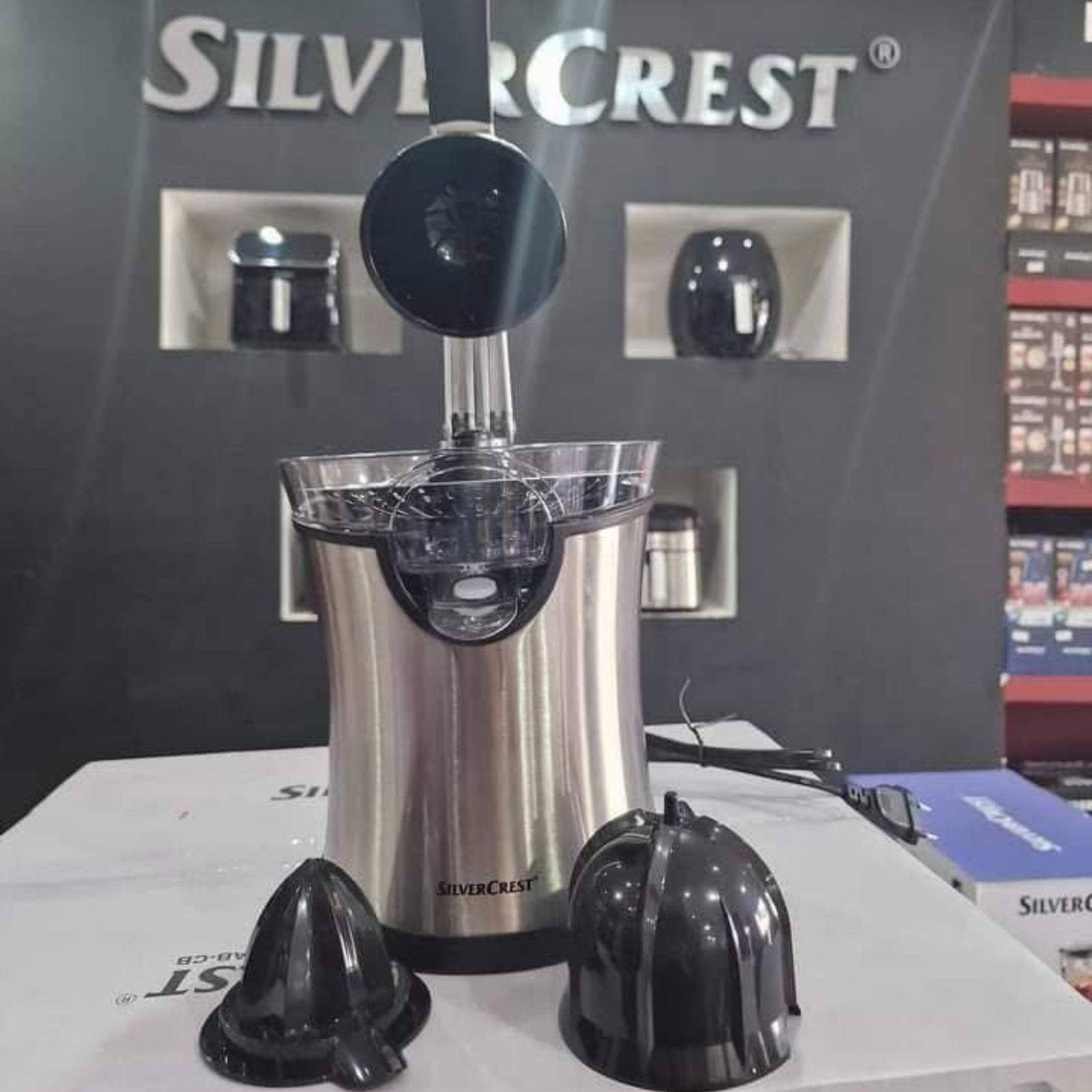 عصّارة حمضيات كهربائية من الفولاذ المقاوم للصدأ من SilverCrest بقوة 160 واط مع مخروطين وصنبور مضاد للتنقيط – JC-203 - الصورة 2