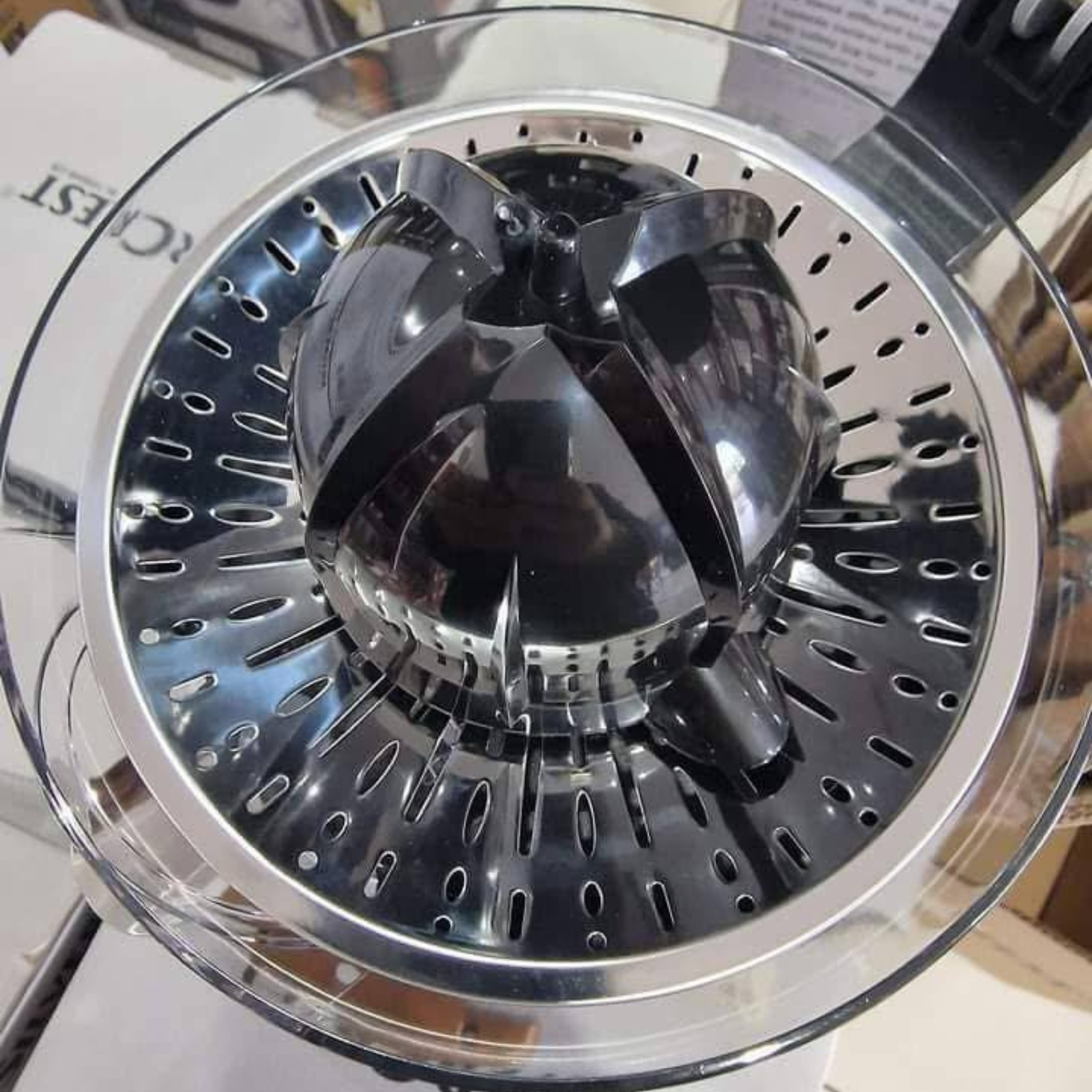 عصّارة حمضيات كهربائية من الفولاذ المقاوم للصدأ من SilverCrest بقوة 160 واط مع مخروطين وصنبور مضاد للتنقيط – JC-203 - الصورة 4