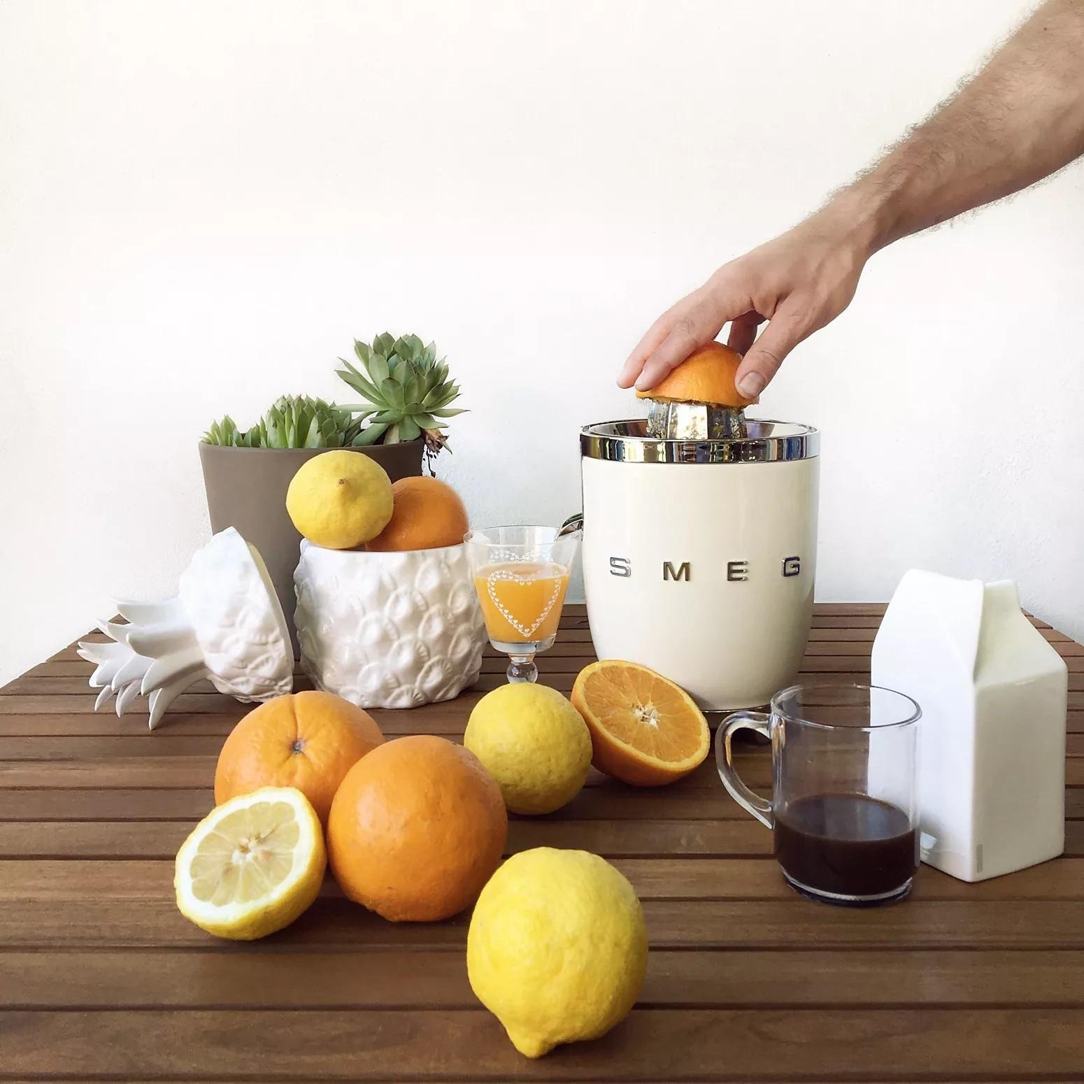 Presse Agrumes Électrique Smeg 70W avec Bec Anti goutte et Base Antidérapante - Esthétique Années 50 - CJF11CREU Presse Agrumes Électrique Smeg 70W avec Bec Anti goutte et Base Antidérapante - Esthétique Années 50 - CJF11CREU – Image 5