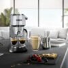 ماكينة القهوة إسبريسو DeLonghi Dedica Arte - بقوة 15 بار خزان 1.1 لتر 1300 واط مع أنبوب بخار للحليب - موديل EC885.M ماكينة القهوة إسبريسو DeLonghi Dedica Arte - بقوة 15 بار خزان 1.1 لتر 1300 واط مع أنبوب بخار للحليب - موديل EC885.M - الصورة 2