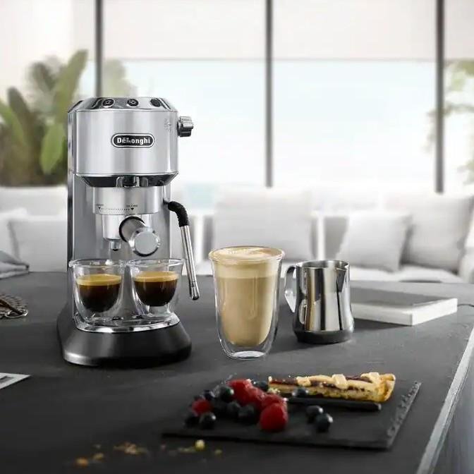 ماكينة القهوة إسبريسو DeLonghi Dedica Arte - بقوة 15 بار خزان 1.1 لتر 1300 واط مع أنبوب بخار للحليب - موديل EC885.M ماكينة القهوة إسبريسو DeLonghi Dedica Arte - بقوة 15 بار خزان 1.1 لتر 1300 واط مع أنبوب بخار للحليب - موديل EC885.M - الصورة 2