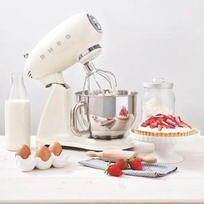 Robot Pétrin 800W Bol 4.8 Litres avec 10 Vitesses Multifonctions Esthétique Années 50 Créme - SMEG SMF03CREU DariTek