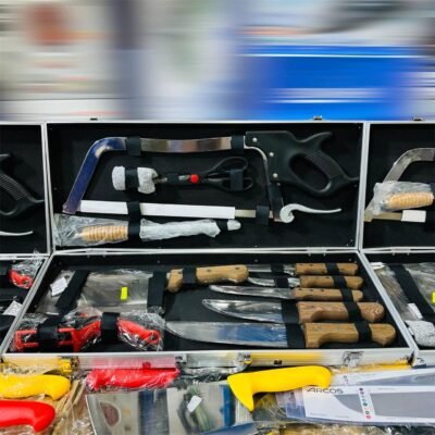 Ensemble de Couteaux Valise 11 Pièces en Acier Inoxydable et Poignées En Bois avec Couperet, Scie à Métaux, Aiguiseur, Ciseaux et Gant de Protection Ensemble de Couteaux Valise 11 Pièces en Acier Inoxydable et Poignées En Bois avec Couperet, Scie à Métaux, Aiguiseur, Ciseaux et Gant de Protection DariTek