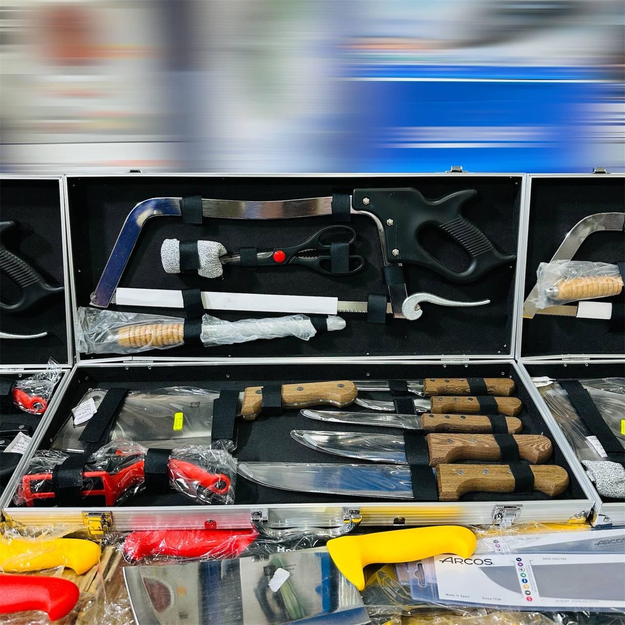 Ensemble de Couteaux Valise 11 Pièces en Acier Inoxydable et Poignées En Bois avec Couperet, Scie à Métaux, Aiguiseur, Ciseaux et Gant de Protection Ensemble de Couteaux Valise 11 Pièces en Acier Inoxydable et Poignées En Bois avec Couperet, Scie à Métaux, Aiguiseur, Ciseaux et Gant de Protection – Image 3