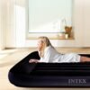 ⁦فرشة هوائية Intex بمقاس 1.5 شخص مع مضخة كهربائية USB مدمجة 191 × 99 × 25 سم للتخييم والشاطئ والمنزل - 66127⁩ - الصورة ⁦2⁩