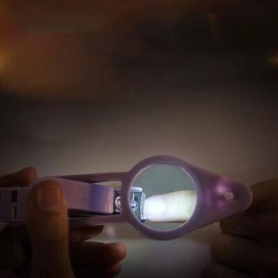 قصّافة أظافر دقيقة مع عدسة مكبرة ومصباح LED لكبار السن والأطفال DariTek