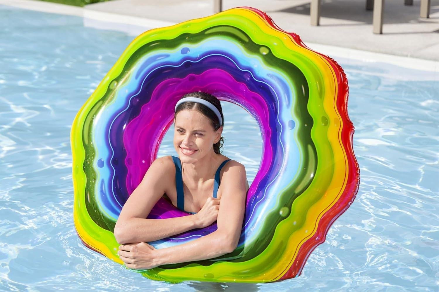 Bouée Gonflable Rainbow 115cm Bestway pour Piscine et Plage - 36163 Bouée Gonflable Rainbow 115cm Bestway pour Piscine et Plage - 3616