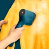 ⁦مكواة بخار يدوية تيفال Pure Pop بقوة 1300 واط زرقاء – جهاز إزالة تجاعيد محمول 70 مل بقاعدة قابلة للعكس وتسخين خلال 15 ثانية DT2020⁩ - الصورة ⁦6⁩