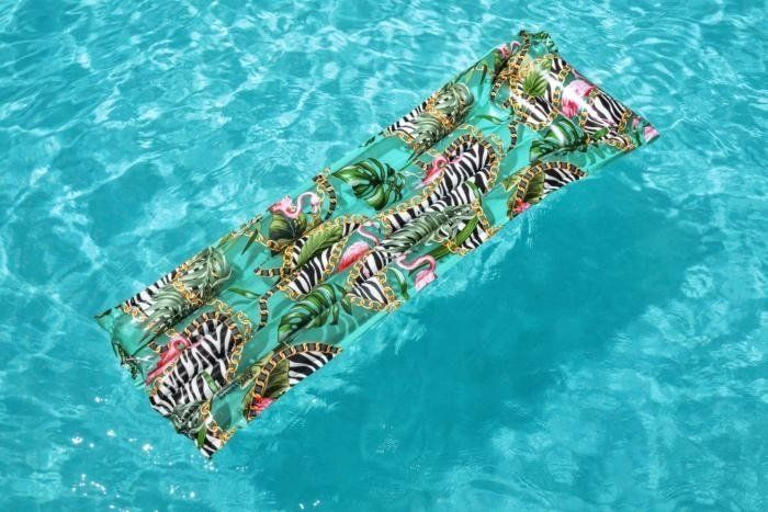 Matelas Gonflable de Piscine et Plage 183 x 69 cm – Motif Jungle Tropical, Oreiller Intégré, 2 Chambres à Air, Charge Max 90 kg – BESTWAY 44083 Matelas gonflable Bestway 44083 flottant sur l'eau