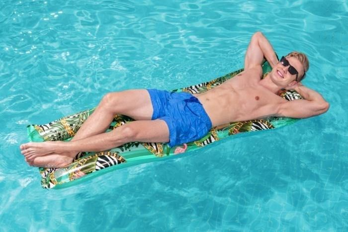 Matelas Gonflable de Piscine et Plage 183 x 69 cm – Motif Jungle Tropical, Oreiller Intégré, 2 Chambres à Air, Charge Max 90 kg – BESTWAY 44083 Matelas gonflable Bestway 44083 utilisé dans une piscine