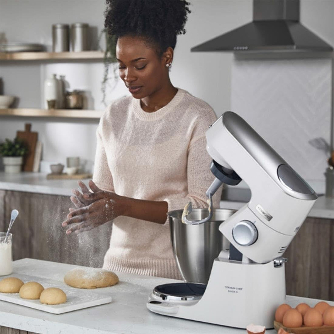 Robot Pétrin Pâtissier 1200 W Bol 7 L Balance Intégrée Blanc – KENWOOD KVL65.001WH Titanium Chef Baker XL Robot pâtissier KENWOOD KVL65.001WH blanc en utilisation