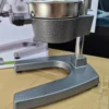⁦عصارة حمضيات يدوية بذراع ضغط من الحديد الزهر Hand Press Juicer Pro – UNIPRO FK5015⁩ - الصورة ⁦9⁩