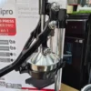 ⁦عصارة يدوية بذراع ضغط 3 في 1 من الحديد الزهر مع قاطعة بطاطا وقاطعة تفاح – UNIPRO FK5030⁩ - الصورة ⁦4⁩