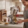 ⁦مطحنة توابل كهربائية متعددة الاستعمالات 400 غ بقوة 1800 واط من الستانلس ستيل – KITCHEF KT-400Y⁩ - الصورة ⁦4⁩